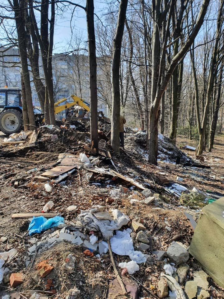 У Трускавці ліквідовують стихійне сміттєзвалище, фото-2 У Трускавці ліквідовують стихійне сміттєзвалище, фото-2, Фото - сторінка у Facebook Андрій Кульчинський