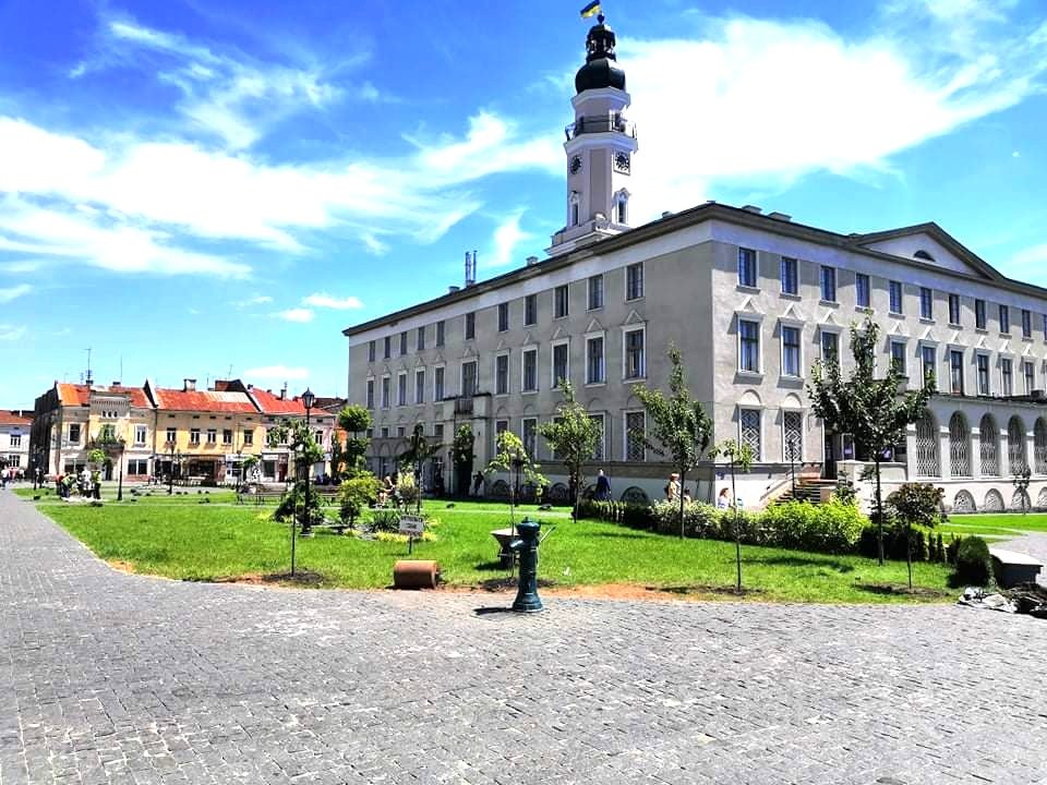 У Дрогобичі площу Ринок продовжують озеленювати (Фото), фото-1 У Дрогобичі площу Ринок продовжують озеленювати (Фото), фото-1, фото - Дрогобицька міськрада