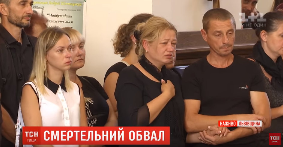 До під’їзду, що обвалився у Дрогобичі, люди несуть квіти, лампадки... До під’їзду, що обвалився у Дрогобичі, люди несуть квіти, лампадки та м’якші іграшки, Владлен Захарко