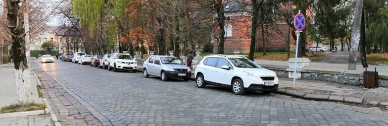 У центі Дрогобича облаштовують платну систему паркування У центі Дрогобича облаштовують платну систему паркування