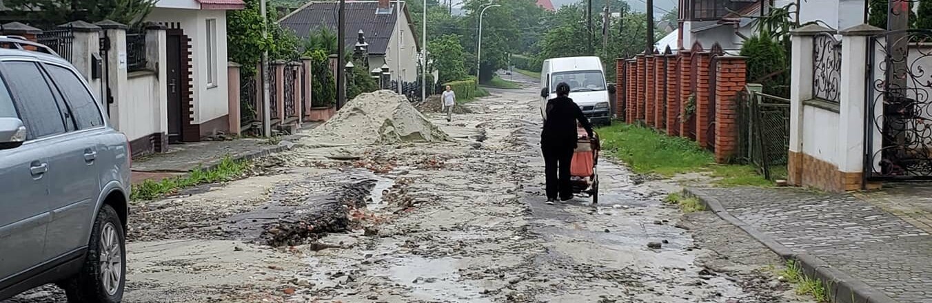 Розбита вулиця Помірецька три роки чекає завершення ремонту Розбита вулиця Помірецька три роки чекає завершення ремонту