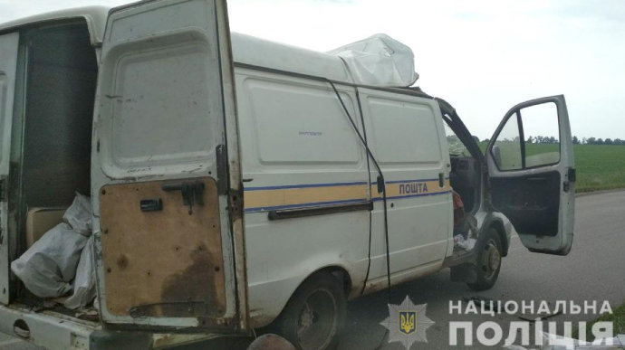 Невідомі підірвали автомобіль "Укрпошти" і викрали 2,5 млн грн Невідомі підірвали автомобіль "Укрпошти" і викрали 2,5 млн грн