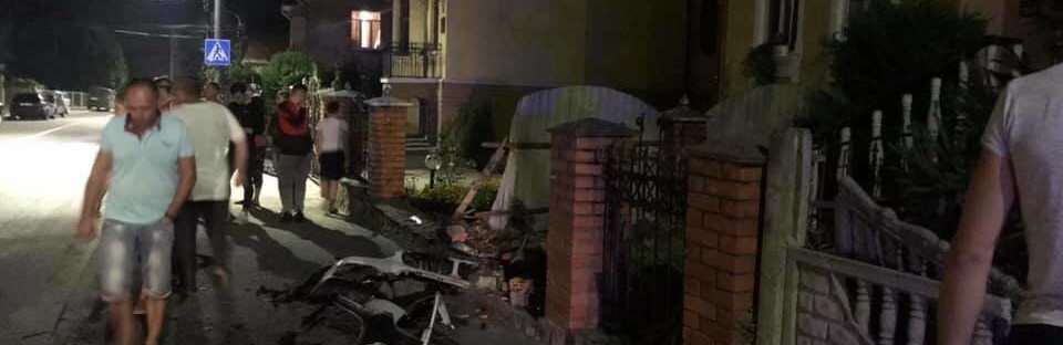 Нічне ДТП у Дрогобичі: знесено паркан, у водія підозрюють сп’яніння Нічне ДТП у Дрогобичі: знесено паркан, у водія підозрюють сп’яніння
